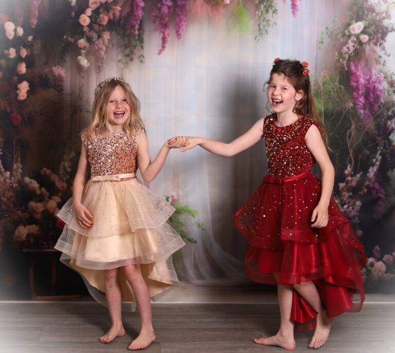 2 meisjes in prinsessenjurken tijdens een Shine Like A Star Day fotoshoot bij Droomjurken