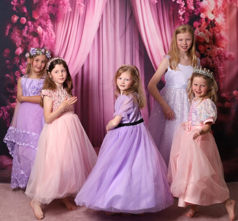 5 vriendinnetjes tijdens Prinses voor 1 dag sessie namelijk een magisch verjaardagsfeest met verkleden in prinsessenjurken met fotoshoot bij Droomjurken