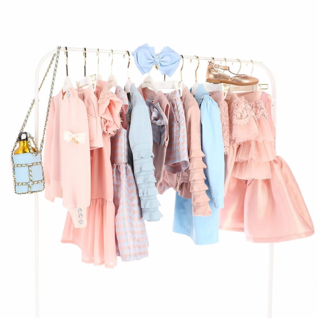 Kinderkleding van Angels Face, iDO en Sarabanda op kledingrek tijdens stockverkoop bij Droomjurken Lauwe