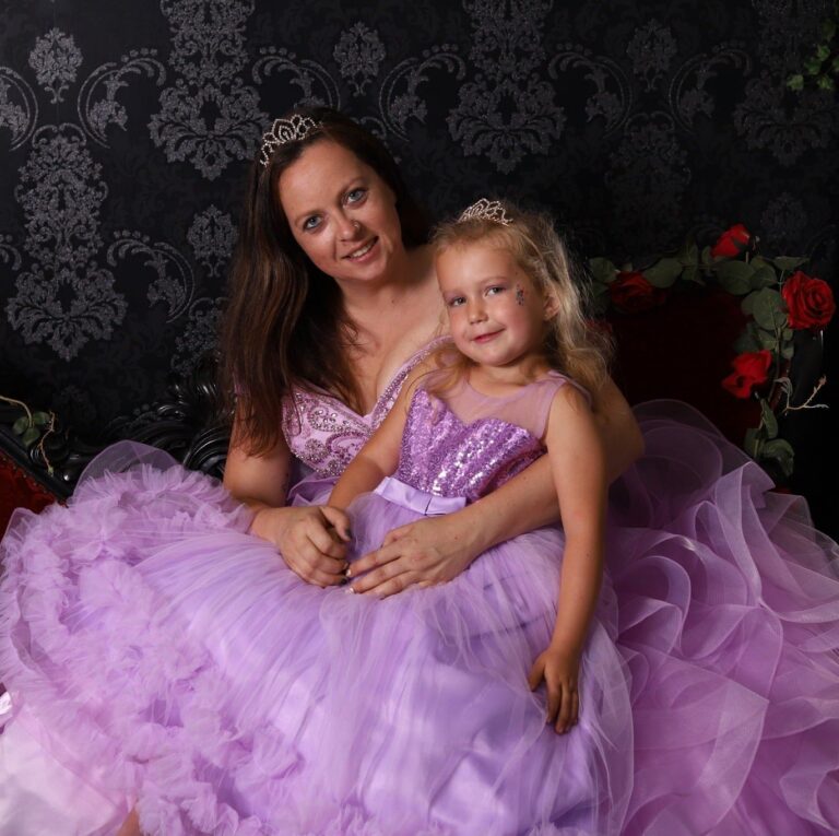 Mama en dochter in paarse prinsessenjurken tijdens een Prinses voor 1 dag-fotoshoot bij Droomjurken Lauwe